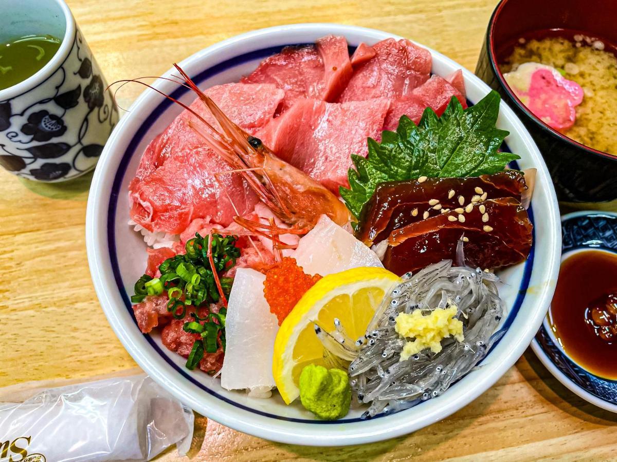 Hotel Associa Shizuoka Esterno foto A bowl of sashimi