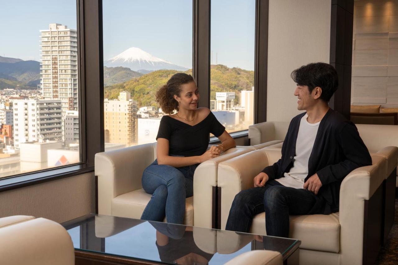 Hotel Associa Shizuoka Esterno foto A couple in a lounge at the hotel