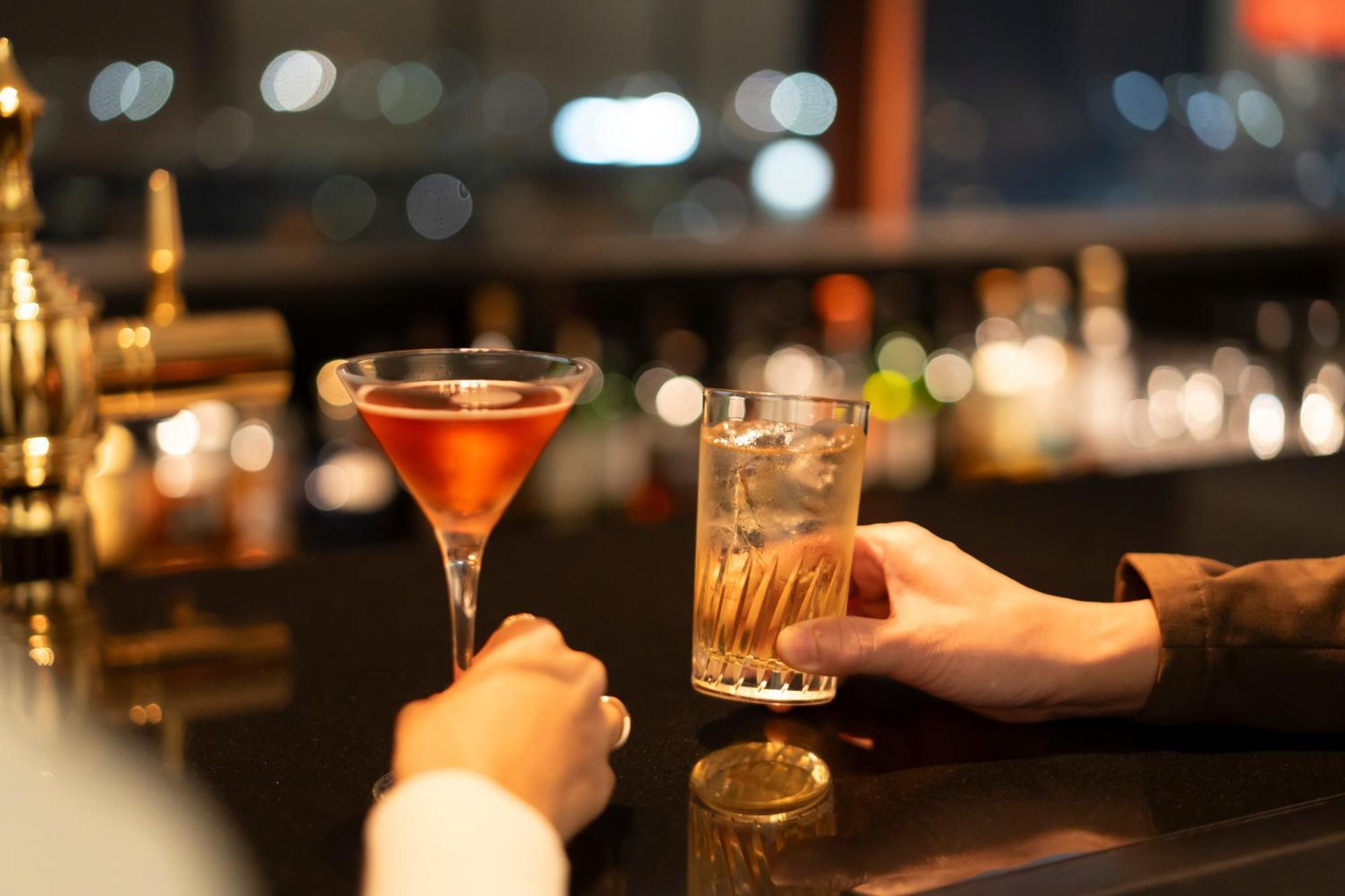 Hotel Associa Shizuoka Esterno foto A bartender serving drinks