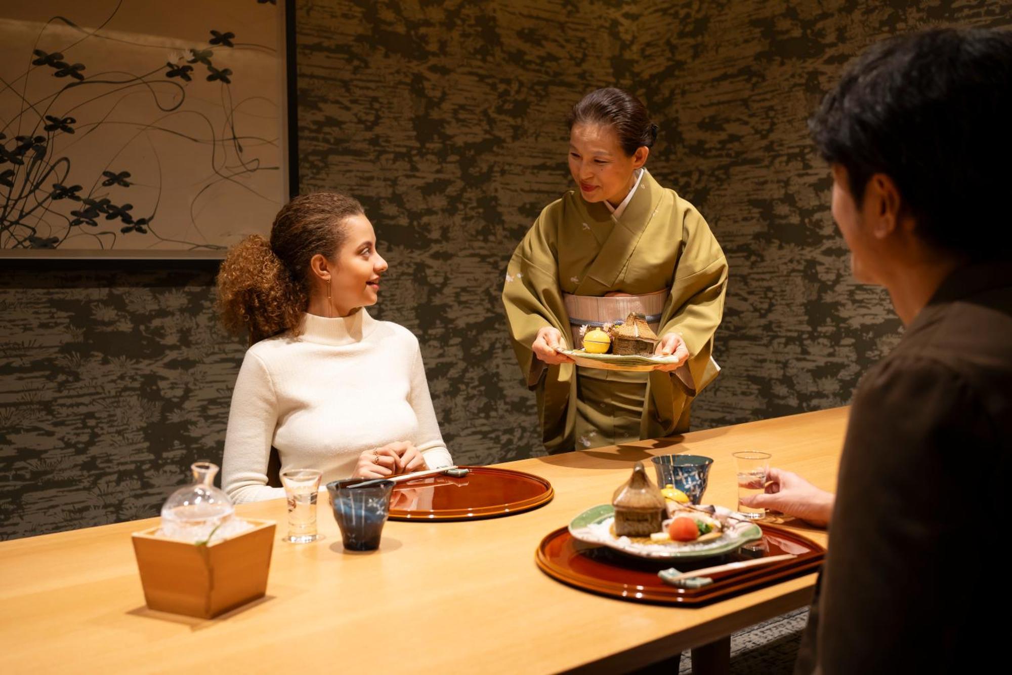 Hotel Associa Shizuoka Esterno foto A woman serving tea at a Japanese restaurant