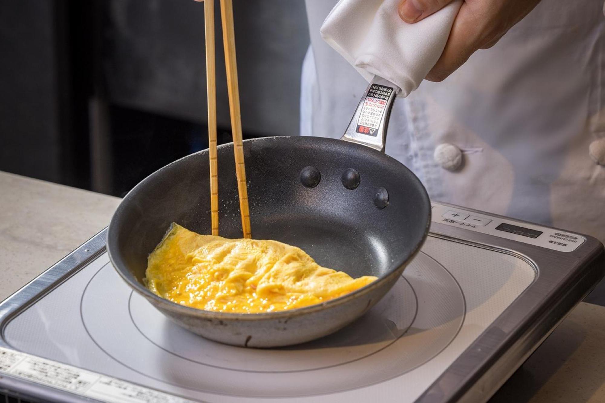 Hotel Associa Shizuoka Esterno foto A chef cooking an omelette