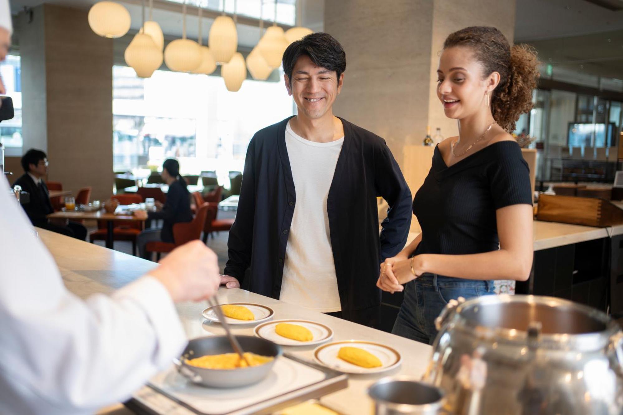 Hotel Associa Shizuoka Esterno foto A couple ordering food at a restaurant