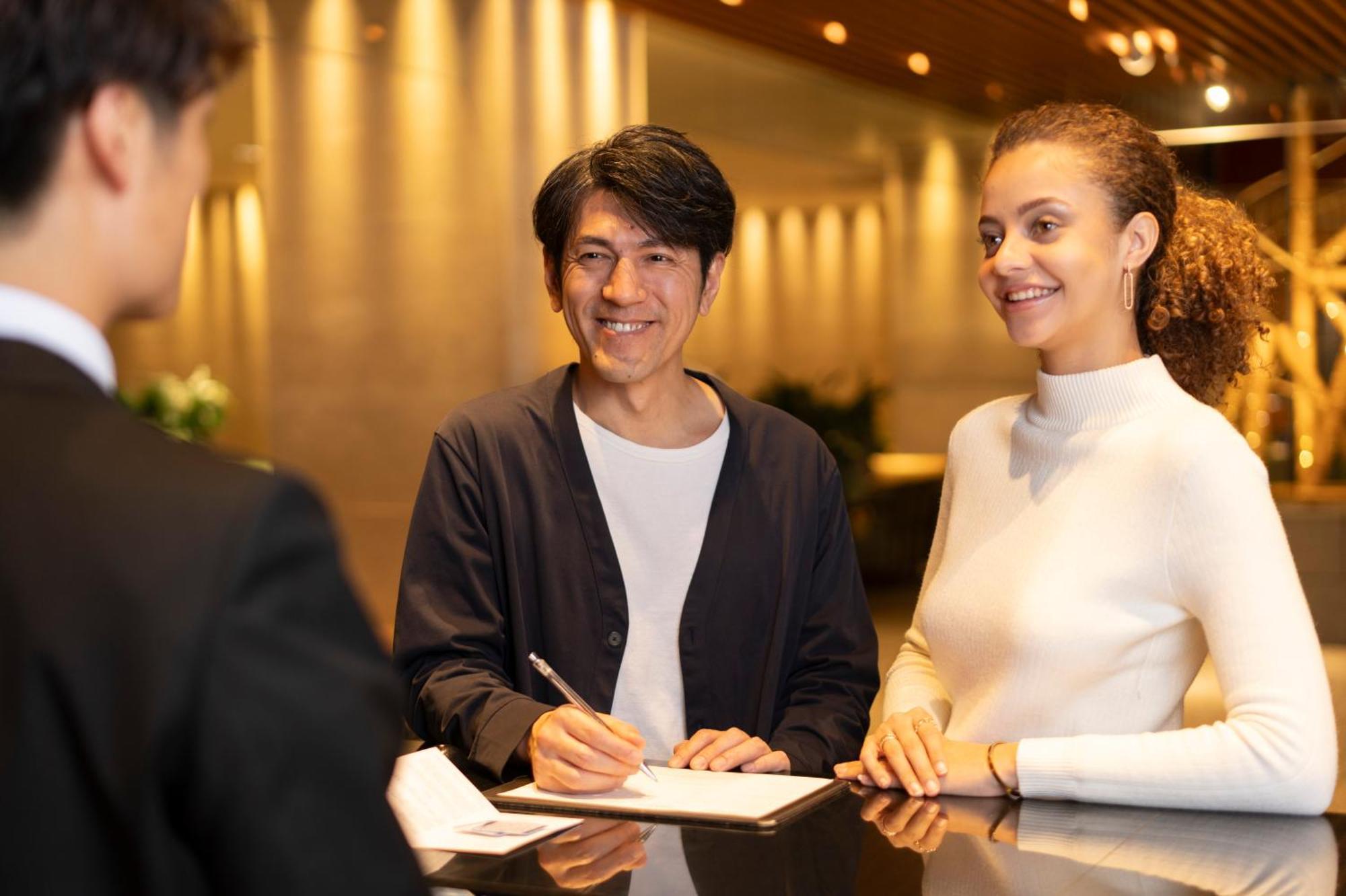 Hotel Associa Shizuoka Esterno foto A hotel receptionist