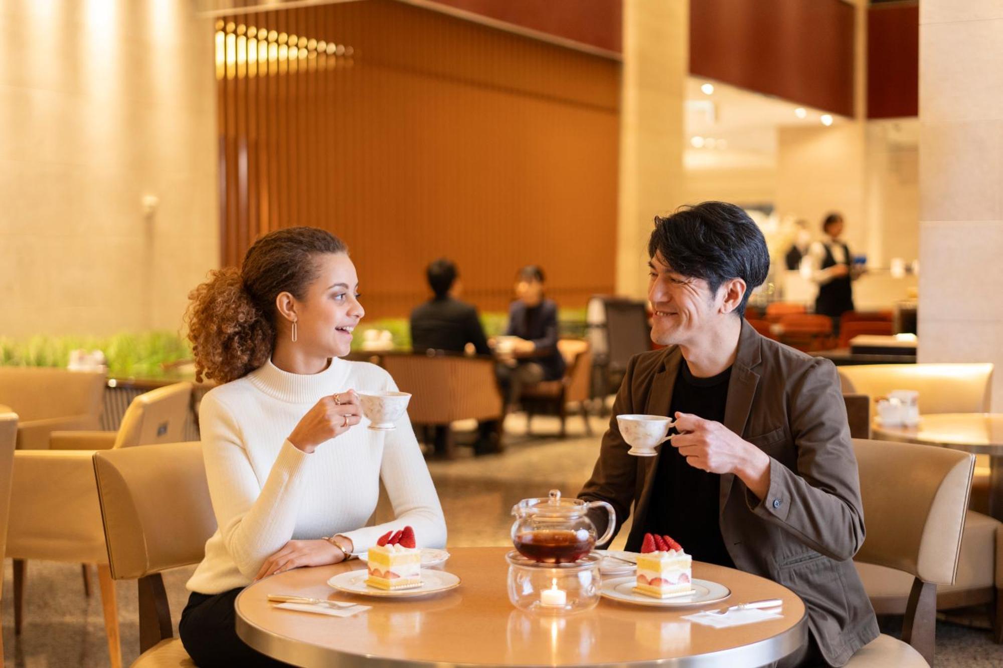 Hotel Associa Shizuoka Esterno foto A couple at the lounge